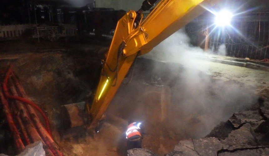 Яма з окропом на проспекті Лобановського: посадовцю "Київтеплоенерго" повідомили про підозру