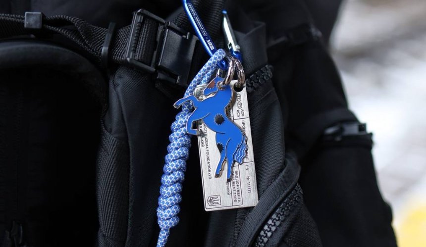 Укрзалізниця та Guzema Foundation створили благодійний брелок "Квиток додому": фото