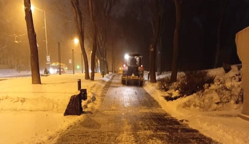 Київ засипало снігом: скільки техніки та комунальників працюють на вулицях