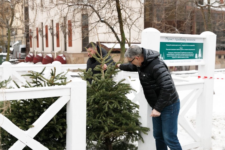 У Києві показали, як переробляють новорічні дерева