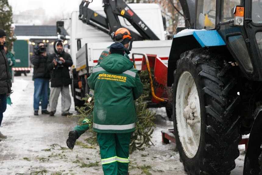 У Києві показали, як переробляють новорічні дерева