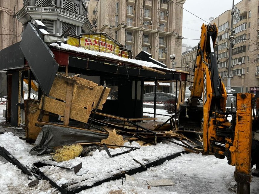 На Майдані Незалежності триває масштабний демонтаж