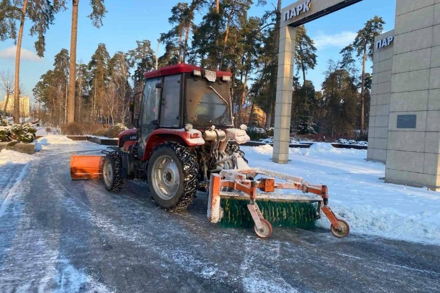 Майже 200 машин спецтехніки розчищають вулиці міста Майже 200 машин спецтехніки розчищають вулиці міста