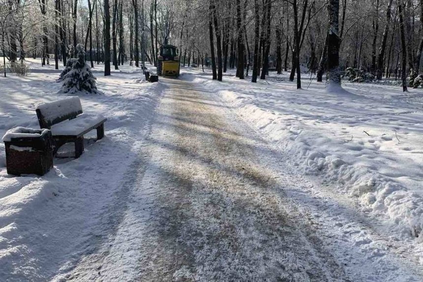 Майже 200 машин спецтехніки розчищають вулиці міста