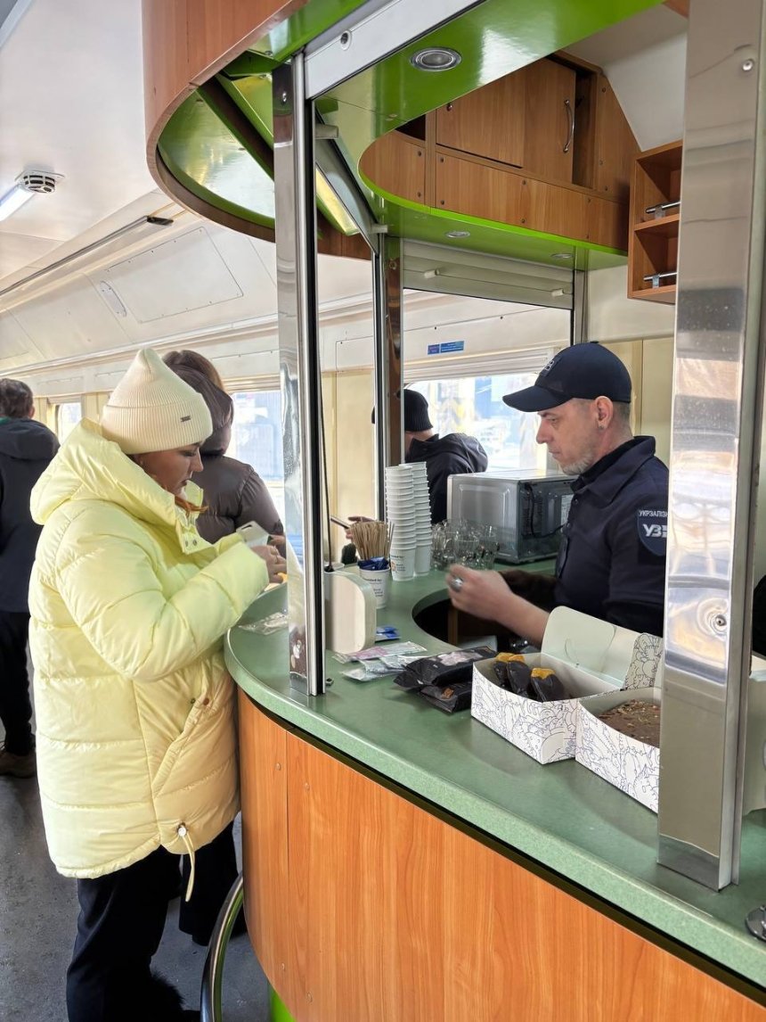 Укрзалізниця розгорнула перші 7 вагонів незламності на Київщині