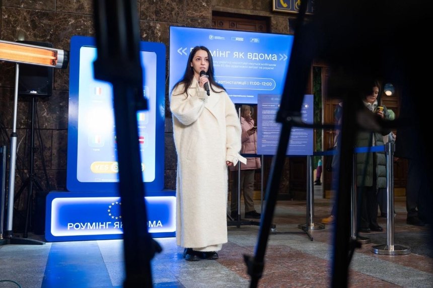 На вокзалі Києва презентували інсталяцію у вигляді велетенського смартфона