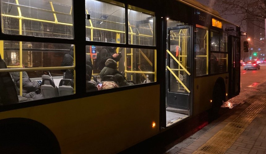Автобуси у Києві дублюють електротранспорт, але їх не можна відстежити: що відомо