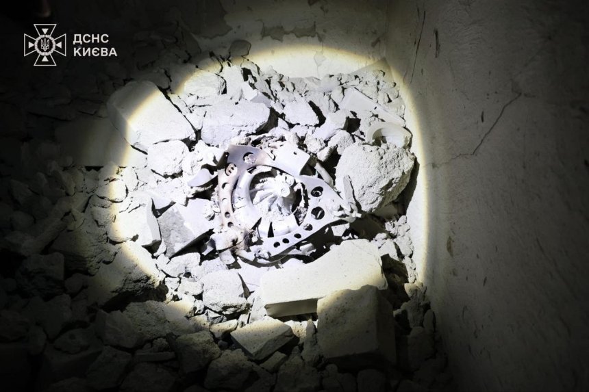 Уламки дрона влучили у багатоповерхівку