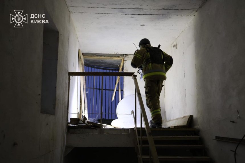 Уламки дрона влучили у багатоповерхівку