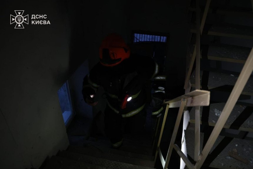 Уламки дрона влучили у багатоповерхівку