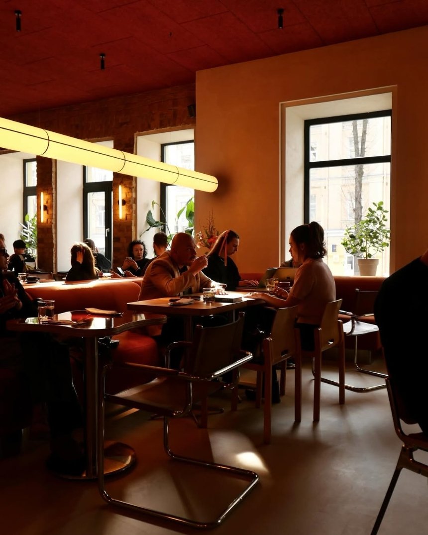 Заклади, де можна підзарядити телефон: Pure & Naive