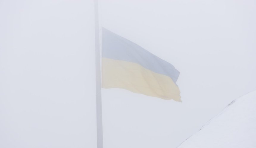 У Києві тимчасово приспустили найбільший прапор України: яка причина