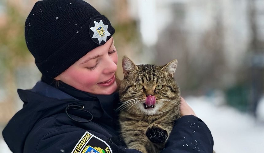 Поліцейські Київщини підгодовують безпритульних тварин: фото