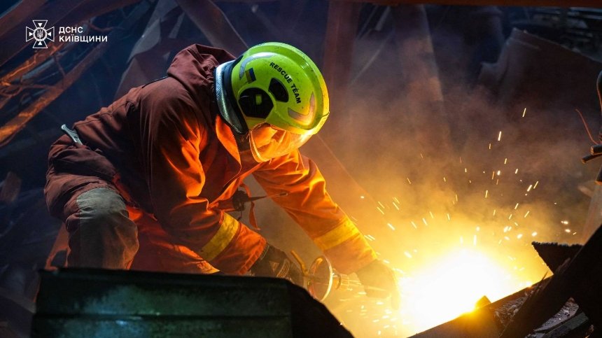 Як верхолази ДСНС рятують енергосистему Київщини