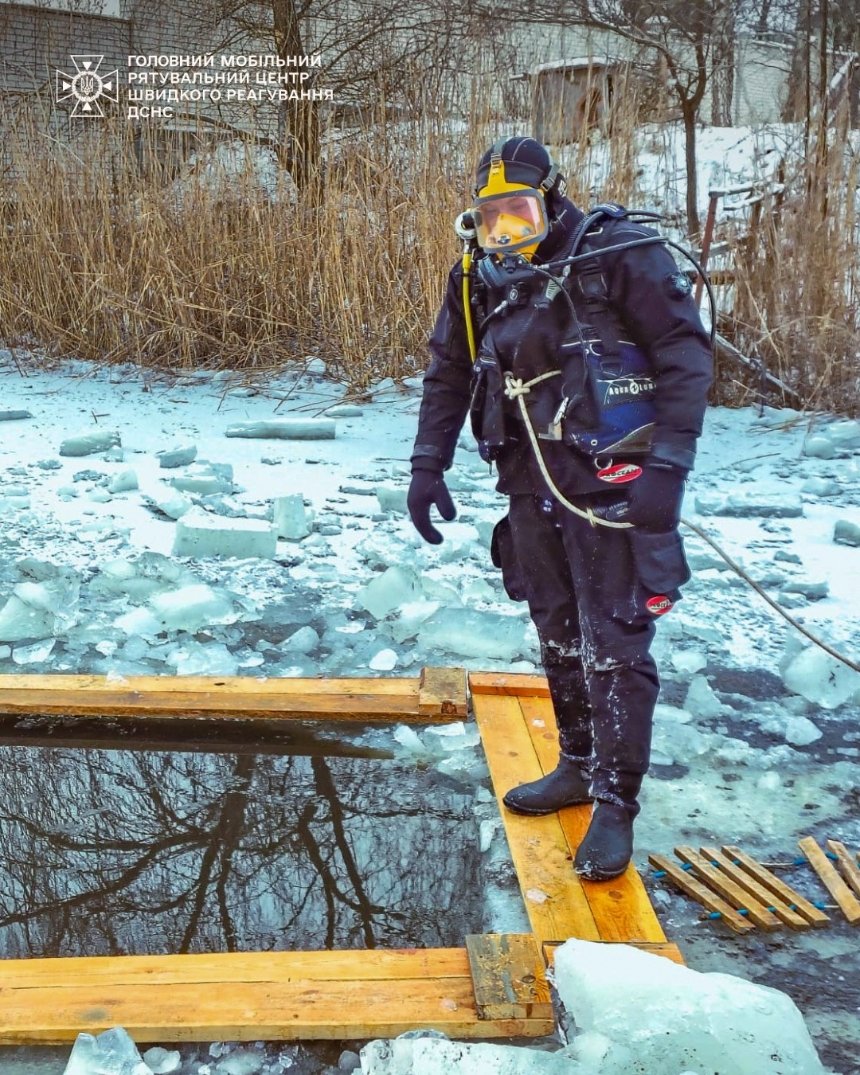Водолази-сапери на Київщині вилучили з озера вибухівку від БпЛА