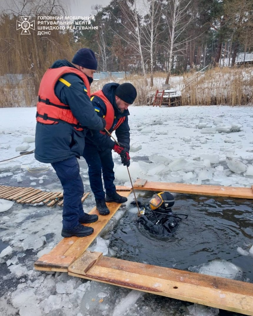 Водолази-сапери на Київщині вилучили з озера вибухівку від БпЛА