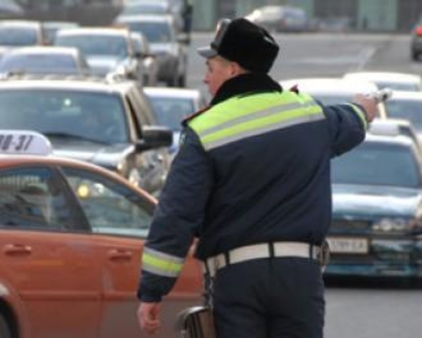 ГАИшники попросили киевлян не оставлять машины на обочине, потому что будут штрафовать