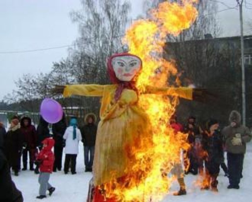 На Певческом поле киевляне, провожая зиму, сожгут Масленицу