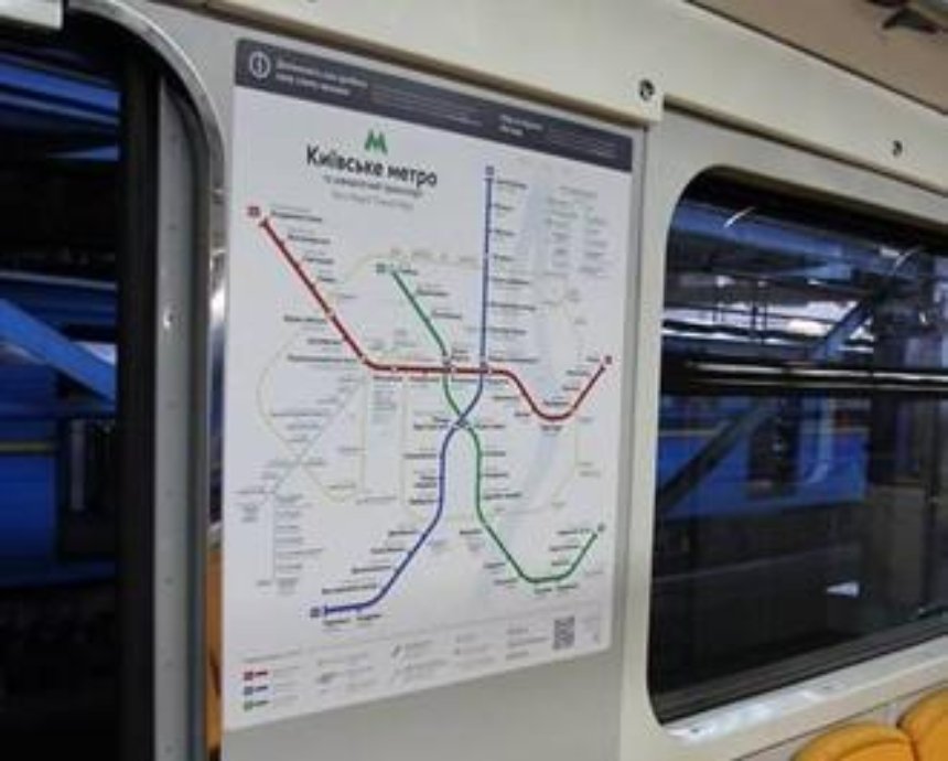 В поездах киевского метро расклеили новые карты-схемы