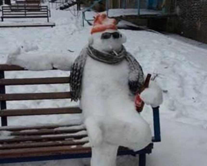 На лавочках в Киеве поселились "снежные люди" (фото)