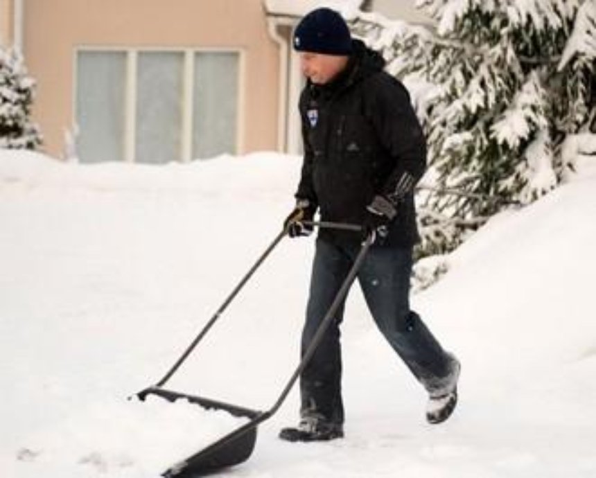 Киевляне вышли помогать дворникам убирать снег