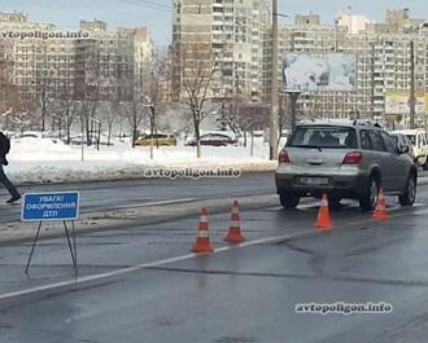 На Троещине внедорожник сбил маму с ребенком (фото)