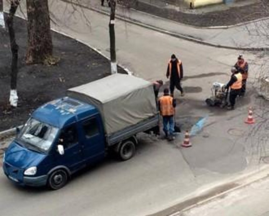 В Киеве коммунальщики отремонтировали дорогу после "рекламы" ямы в соцсетях (фото)