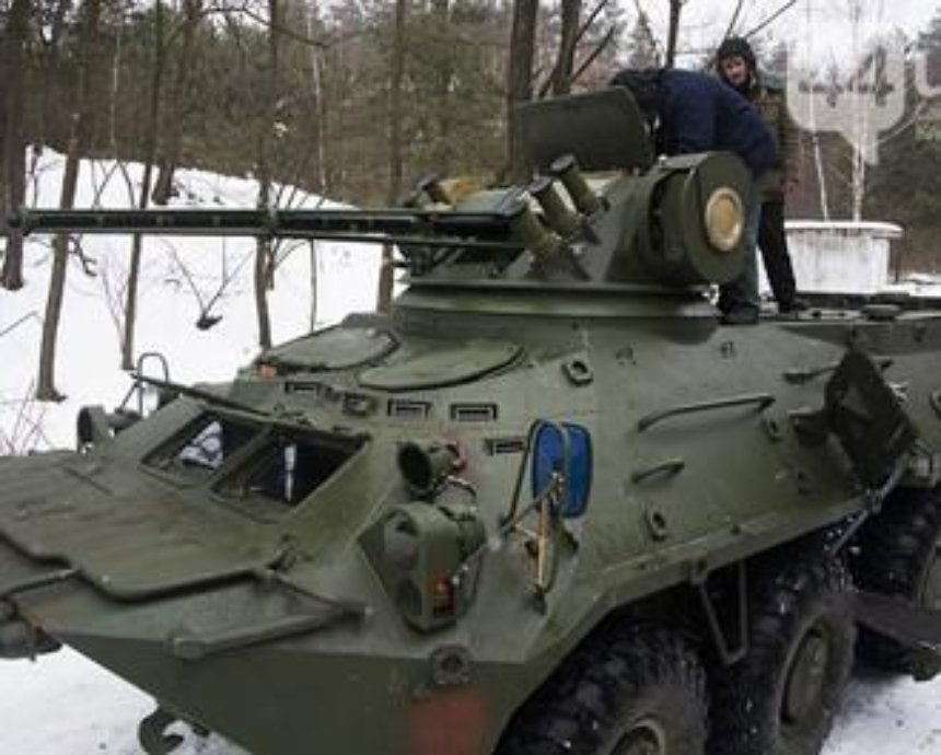 В Киеве прошли испытания нового БТР 3Е и британского броневика “Saxon” (фото)