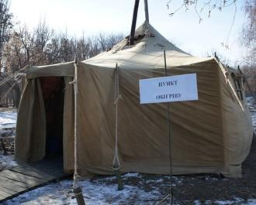 На въезде в Киев спасатели установили палатку для обогрева водителей грузовиков
