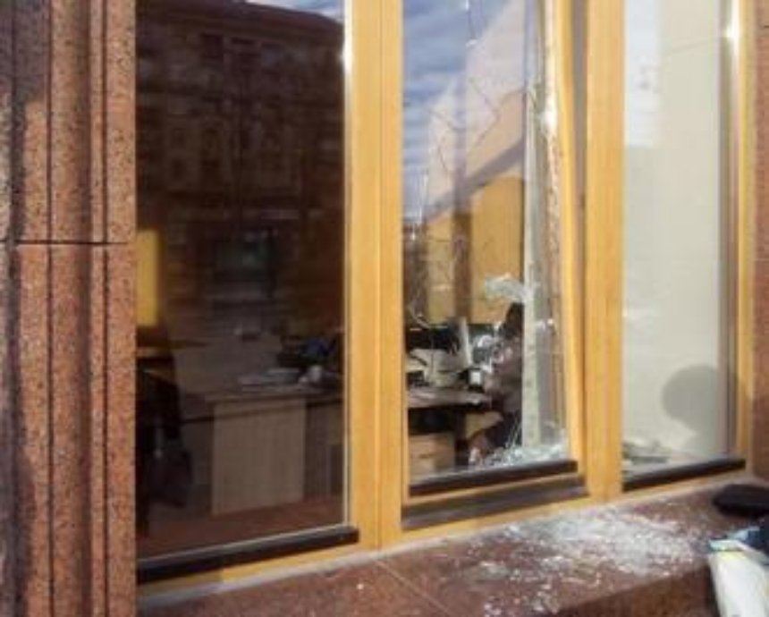 В здании Киевсовета опять побили окна (фото)