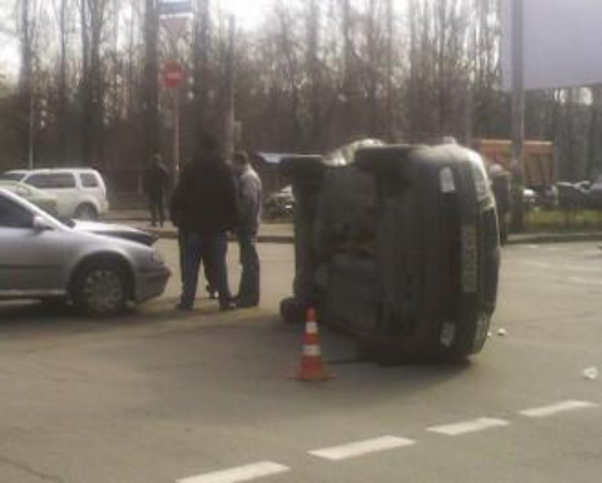 В Киеве на перекрестке перевернулась машина с детьми