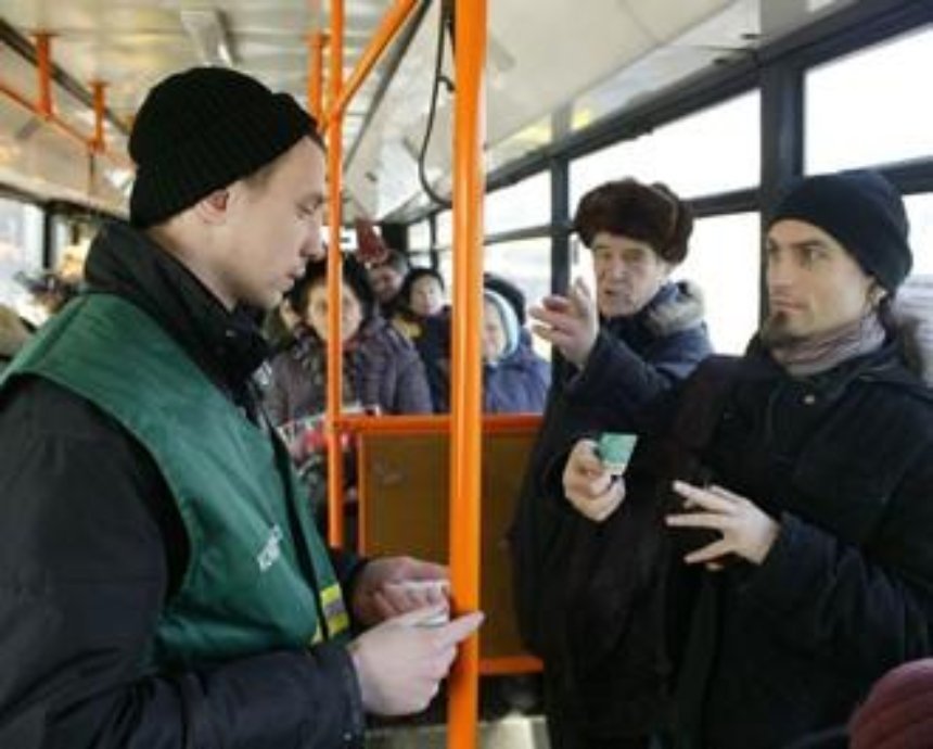 В Киеве за оплатой проезда в транспорте будут следить крепкие контролеры