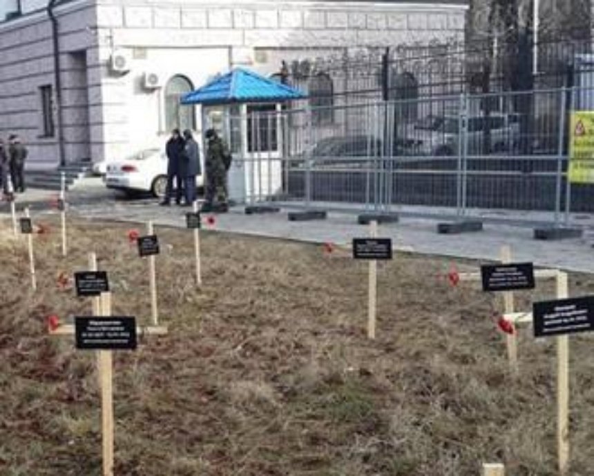 В Киеве под посольством РФ поставили кресты (фото)