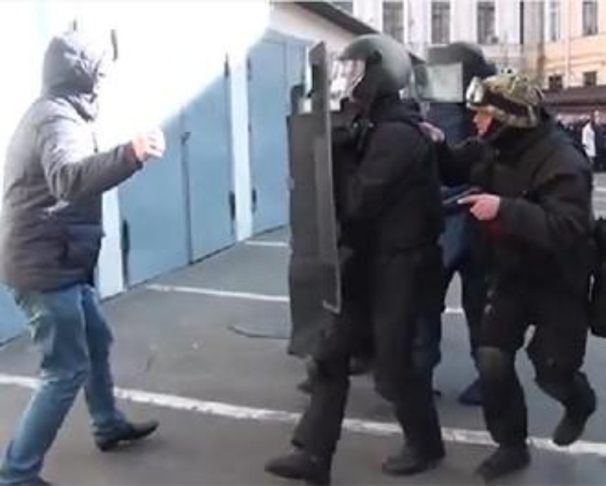 В Киеве появились специальные "бронегруппы" правоохранителей (видео)