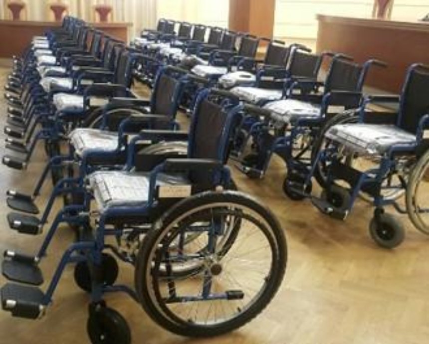 Жителей Печерска обеспечивают инвалидными колясками