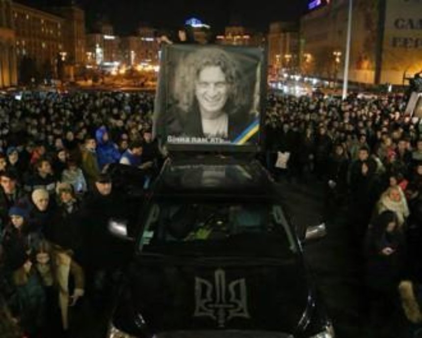 Сотни людей вышли почтить память Кузьмы на Майдан Незалежности (фото, видео)