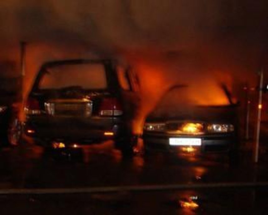 В Киеве во дворе жилого дома ночью сгорели 4 автомобиля (фото, видео)