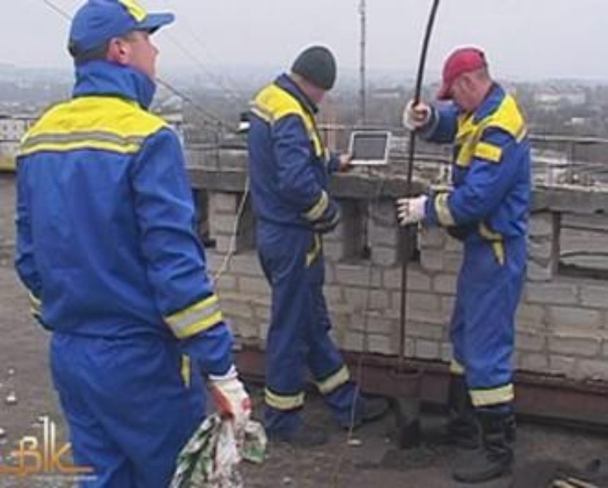 В Киеве коммунальщики отключают должникам лифты и вывешивают "списки"