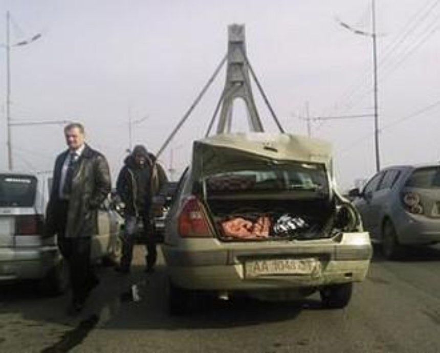 В Киеве на Московском мосту столкнулись четыре машины