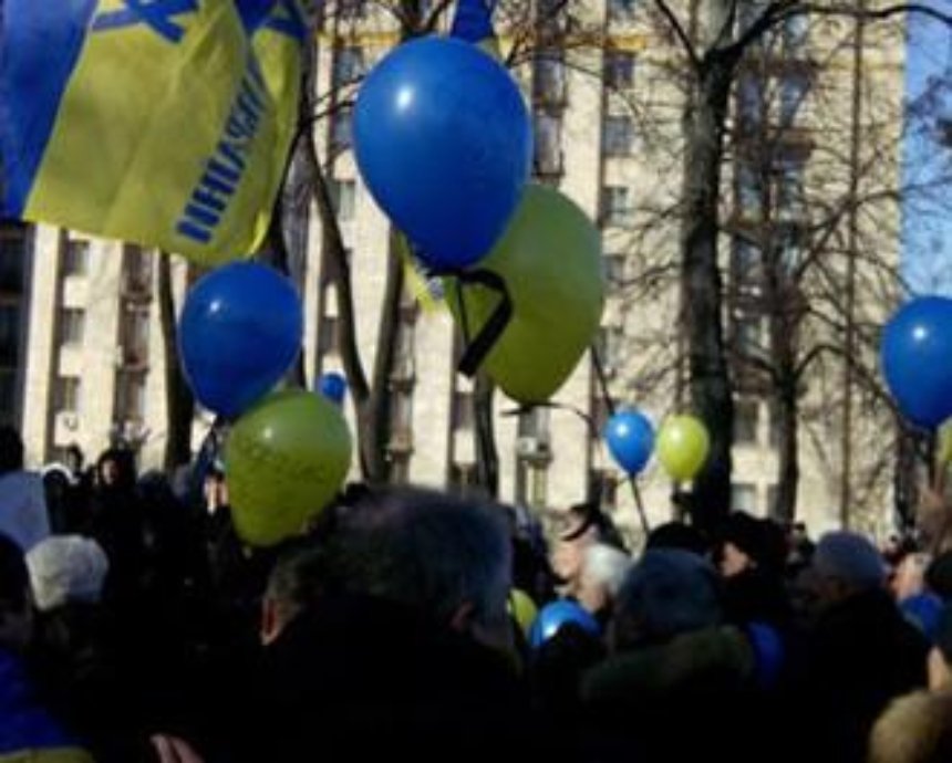 В Киеве отпустили в небо шарики в честь Героев Небесной сотни (фото)