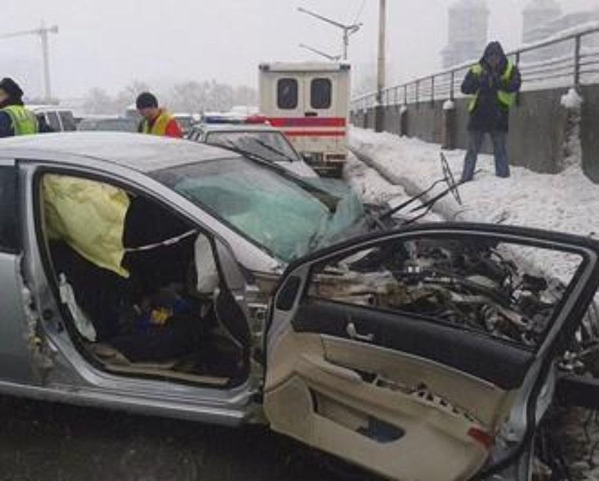 ДТП с 4 автомобилями парализовало движение через мост Метро в Киеве