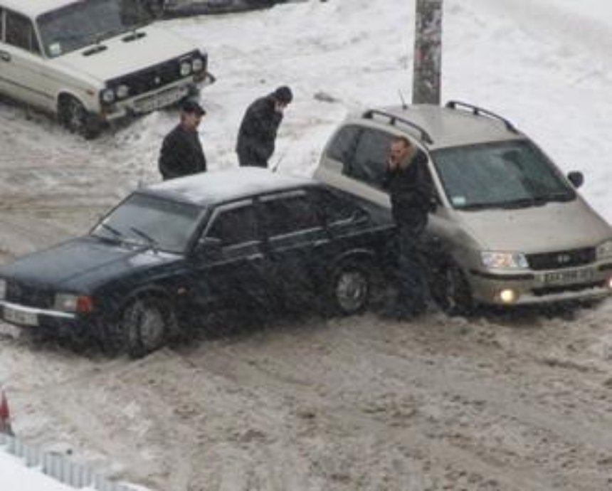 В Киеве из-за снегопада произошло сто аварий