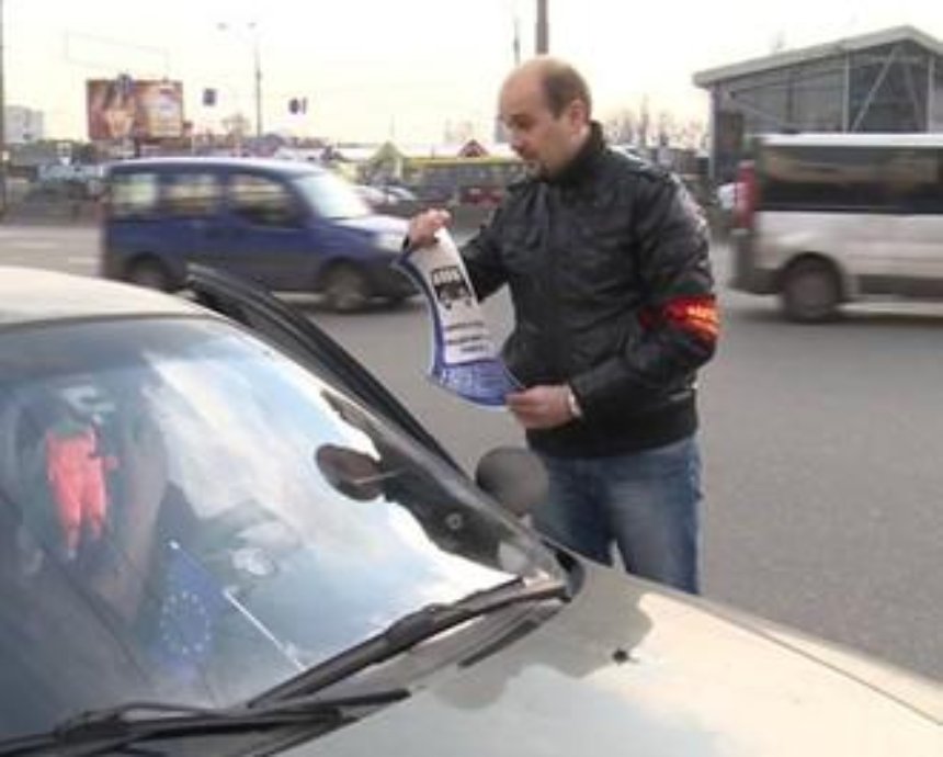 Киевлянин решил бороться с авто на остановках (фото)