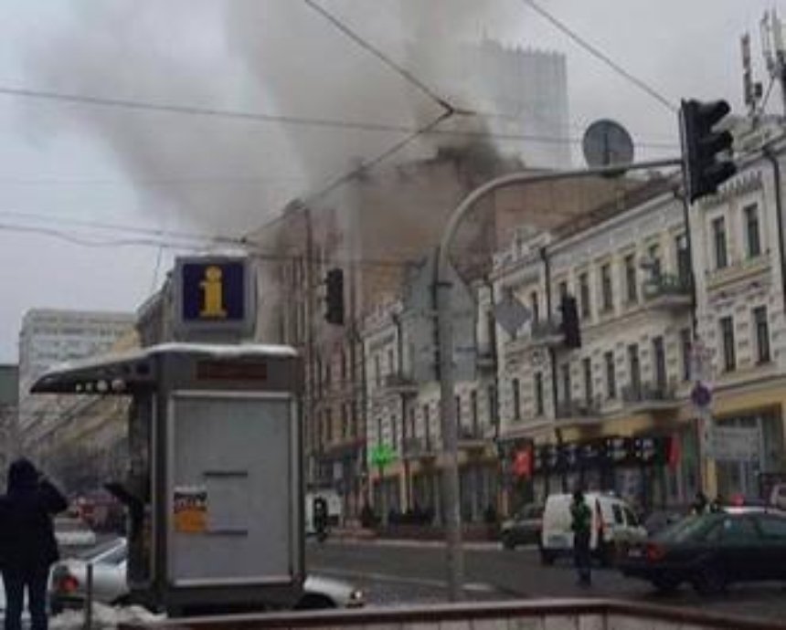 Названы версии масштабного пожара в центре Киева