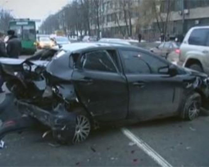 В Киеве неадекватный водитель устроил тройное ДТП (видео)