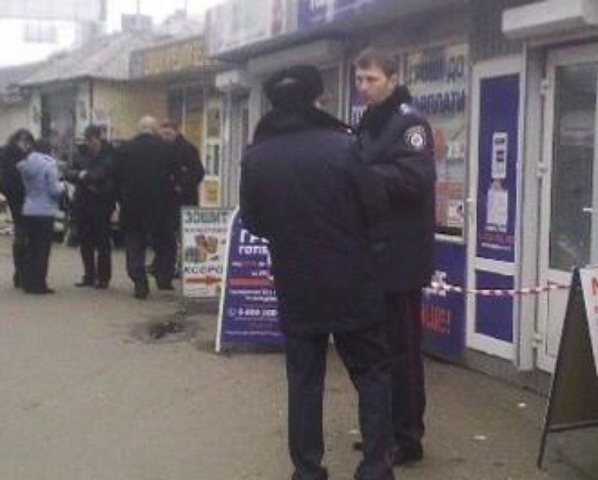 В Киеве вооруженный грабитель ранил милиционера