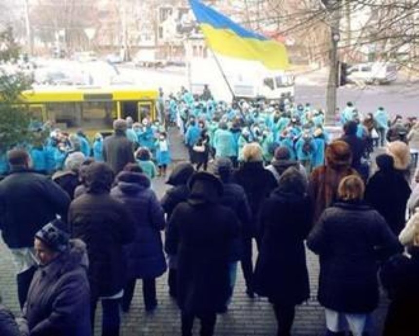 В Киеве врачи перекрывали проезд по Васильковской (фото)
