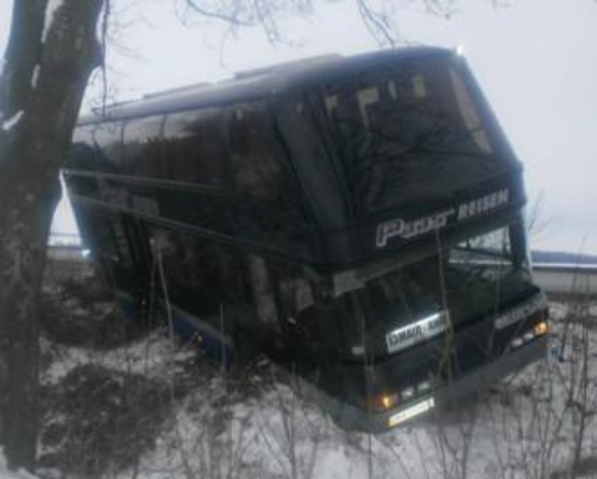 Под Киевом на скользкой дороге два автобуса съехали в кювет, есть пострадавшие