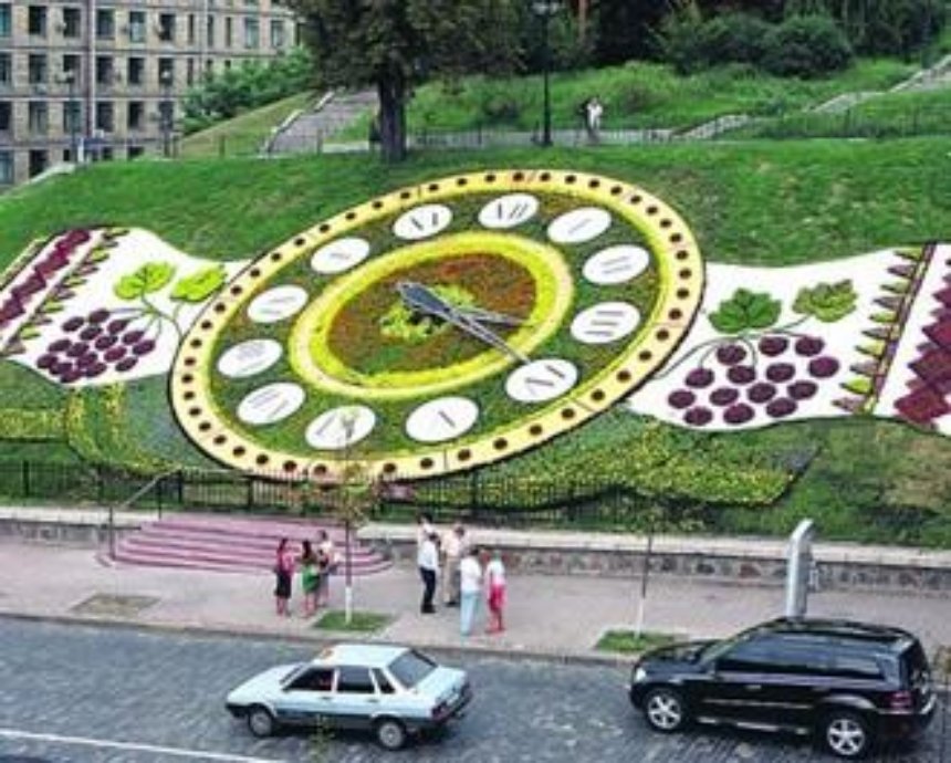 В Киеве на Институтской починят цветочные часы