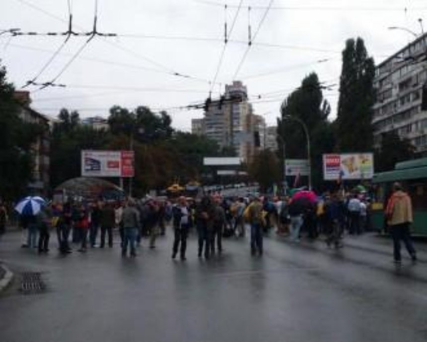 Матери бойцов из Дебальцево перекрыли проспект в Киеве